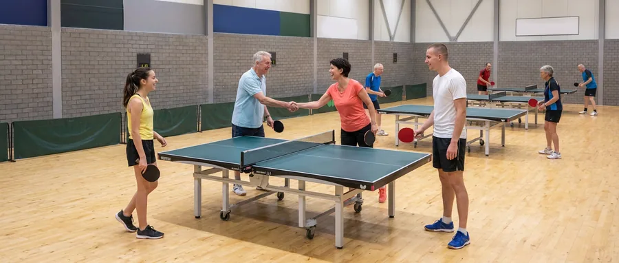 Vier spelers geven elkaar na een dubbelpartij een hand over het net